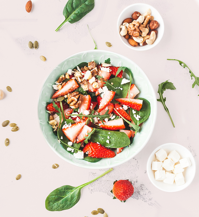 Kobieta wypełniająca kalendarz żywienia